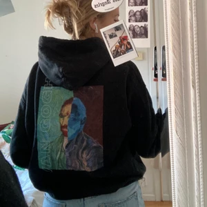 Hoodie - Skit najs hoodie med tryck på Van Gogh, köpt på asos men kommer ifrån Reclaimed Vintage. Stort tryck på ryggen och mindre där fram strl M och i mycket bra skick🌟🌈🧡 200kr