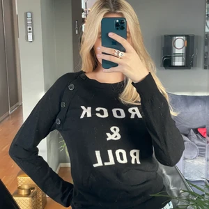 Stickad tröja från Zadig med Rock & Roll - Svart stickad med Rock & Roll text i vit. Tröjan är inte använd, 100% Merino Wool. Inköpt för 1000kr🖤🤎