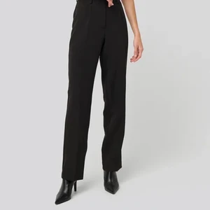 Raka kostymbyxor från NAKD nyskick - Raka kostymbyxor från NAKD i nyskick. Storlek 36 men funkar som 38 likaså. Mjukt och härligt material. 