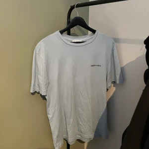 Arigato t-shirt  - Fint skick förutom ett litet hål syns bild 3