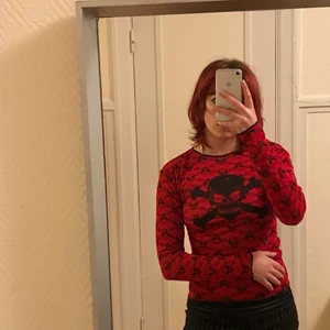 Dödskallar - Meshtröja med dödskallar. Som ny