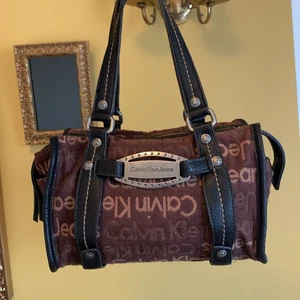 Calvin Klein väska - Min älskade Calvin Klein väska söker nytt hem🤎 den har små slitningar på handtagen.
