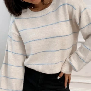 Randig tröja - Superfin randig tröja köpt på SHEIN (lånat första bilden därifrån!) Supermysigt och skönt tyg! Säljes pga att jag aldrig använder den. Skicket är precis som nytt!