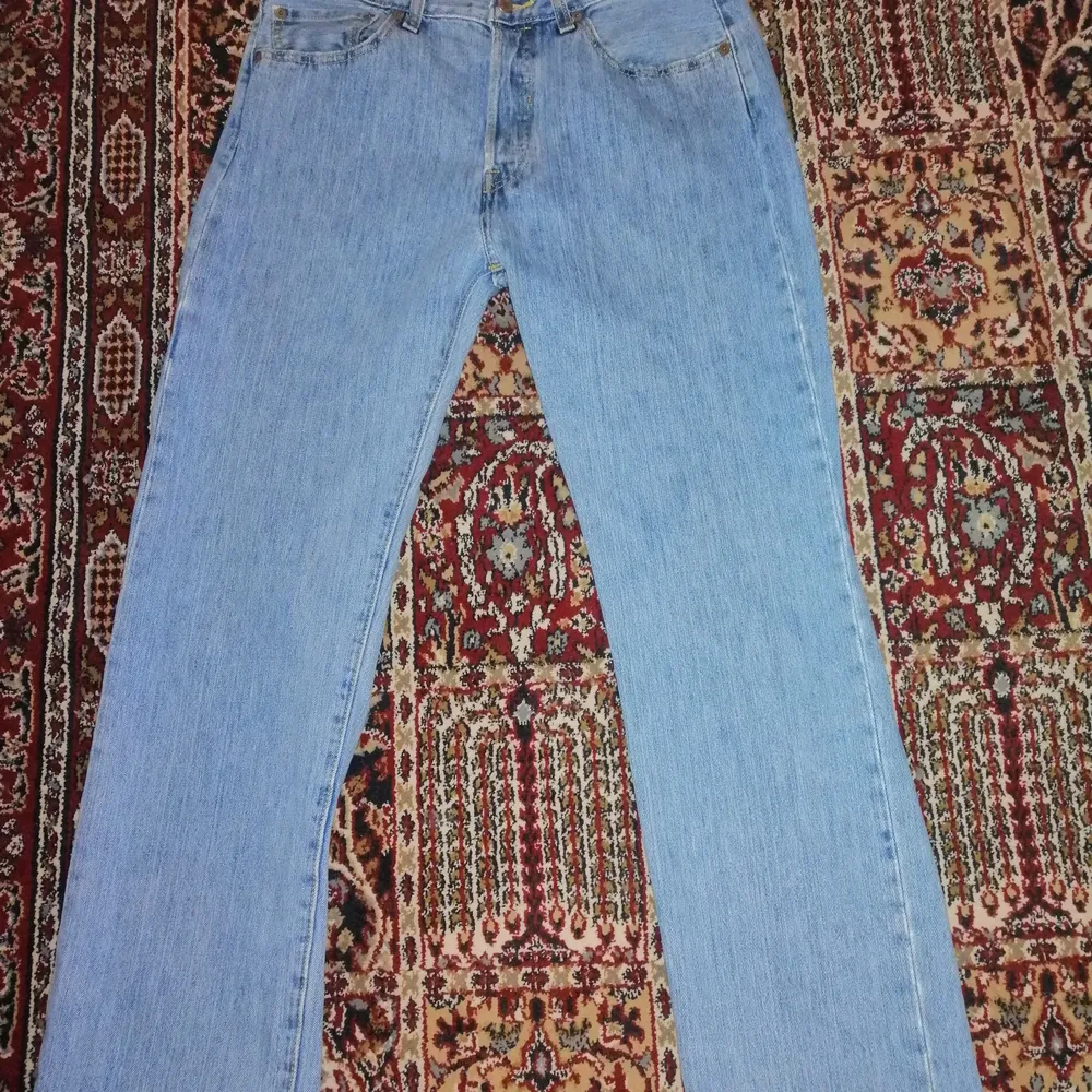 Levis 501 jeans i light stonewash tvätt. Knappt använda. Strl 32/32.. Jeans & Byxor.
