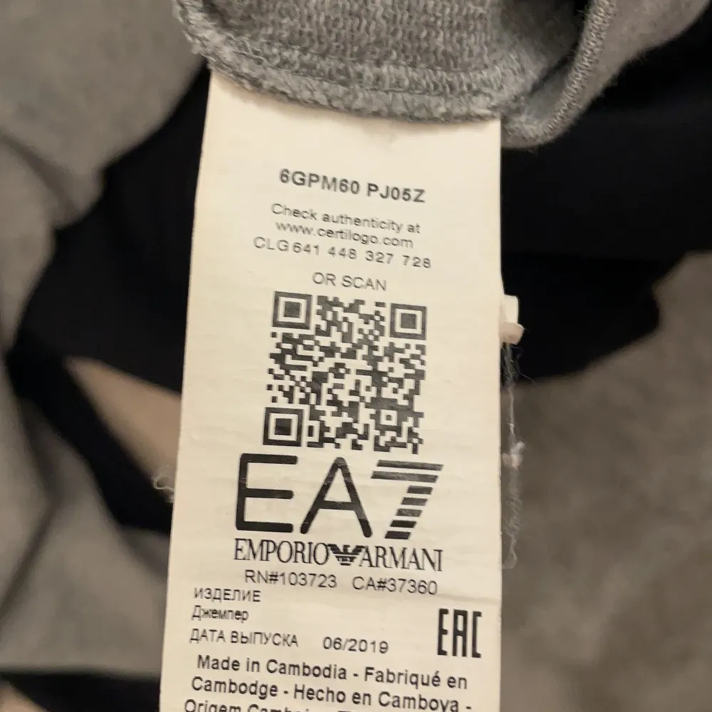 Sweatshirt från Emporio Armani EA7                                    Storlek: S (Stor storlek, passar M)                                         Cond: 9/10 använd fåtal gånger inga märken eller fläckar QR Scan finns                                                                        Köpt för ca 800kr. Hoodies.