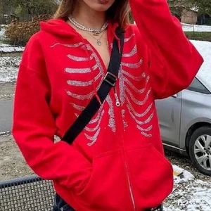 Röd skelett/skeleton rhinestone hoodie🍒 - LÄGGER UPP IGEN PGA OSERIÖSA KÖPARE *FÖRSTA BILDEN ÄR LÅNAD!!* *KÖP DIREKT FÖR 350kr!!*Buda inte om du inte svarar sedan! Säljer denna jätte fina och helt nya zip upen som jag tyvärr måste sälja. Som sagt är den helt ny och det originala pakteket finns fortfarande kvar. Vill bli av med den så snabbt som möjligt därav priset. Den är oversized på mig som är XS/S🍒