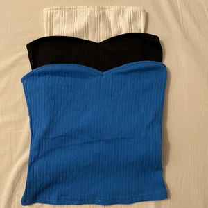 Korsett - Säljer dessa oanvända tubtoppar för 150kr styck🥰  Den vita är xs. Den svarta och blå är xs-m (ganska streatchig men passar ändå alla storlekar)☺️ SVART SÅLD, BLÅ SÅLD, VIT SÅLD