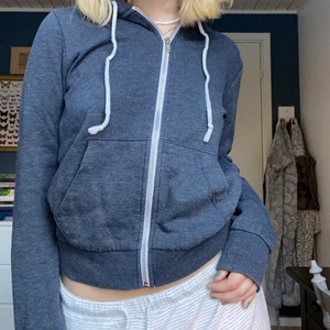 Blå zipup - Zipup hoodie från HM, lite nopprig (bild 2) annars bra skick 🥰 