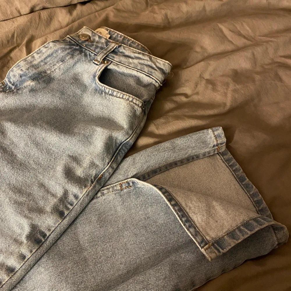 Säljer dessa super snygga jeans med slits från NA-KD då de aldrig har kommit till användning, i storlek 34, köparen står för frakt😇 ( färgen är mest lik mina foton). Jeans & Byxor.