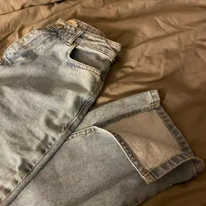 Säljer dessa super snygga jeans med slits från NA-KD då de aldrig har kommit till användning, i storlek 34, köparen står för frakt😇 ( färgen är mest lik mina foton)