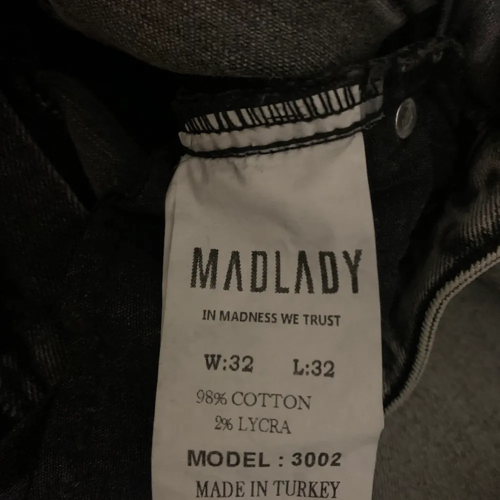 Säljer jeans från Madlady i storlek w-32 l-32. Har tyvärr aldrig använt dessa vilket är synd då de är väldigt sköna och sitter fint. Köpte dessa för 549 kr och säljer de nu för 350kr. Pris går att diskuteras. Betalning sker via Swish🤍🤍. Jeans & Byxor.