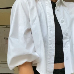 Skjorta med puffärm - Croppad skjorta med puffärm! Sjukt gullig och knappt använd! 💕 Kan mötas upp i Göteborg eller posta! 💕Betalning via swish och köparen står för frakten📦