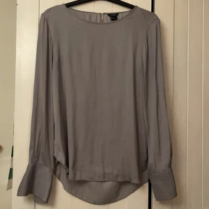 Blus  - Jätte fin blus som passar till fest från Lindex i strl 40. 40kr! 