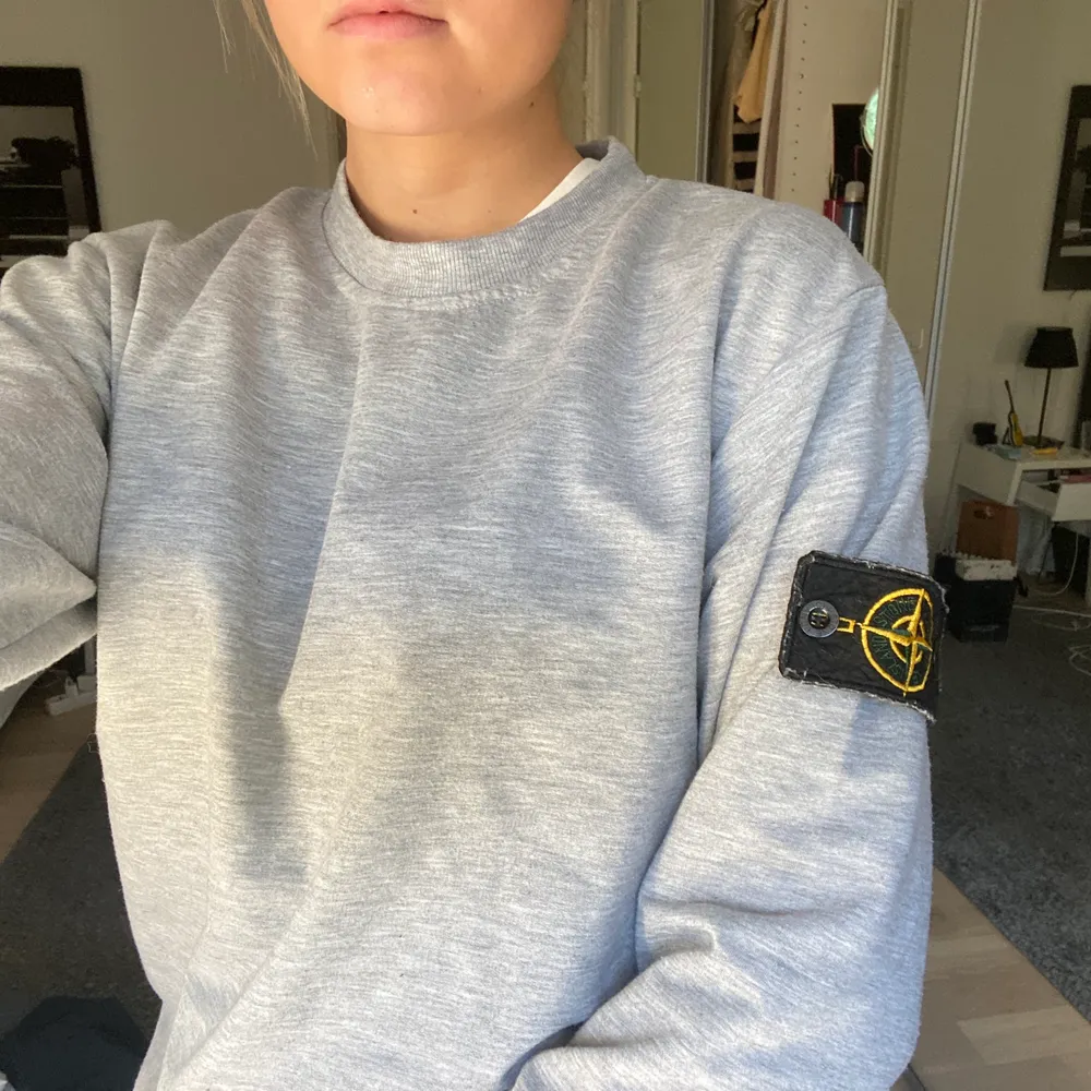 Säljer en grå Stone island tröja i XL passar mer som en M. Inga defekter och är nysick. Självklart äkta och clg kod finns med. Nypris 2000kr. Mitt pris är 800kr skulle kunna gå ner i pris vid en smidig affär! Passar både kvinna och man❤️. Hoodies.