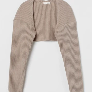 Hm kofta! - Säljer denna super populära koftan i super bra skick från hm! Den är i storlek s och är ett super bra basic plagg. Säljer den för att den endast hänger i min garderob. Kom med bud! Och skriv privat för mer bilder❤️❤️Denna storlek är slutsåld på HMs hemsida!!(BUD på 290kr!!!)