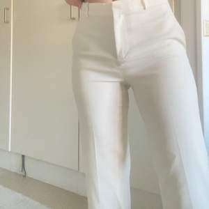 Supersnygga vita kostymbyxor från Zara i storlek XS. Endast använda två gånger🥰
