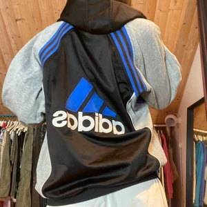 Adidas munkjacka - Cool munkjacka från adidas med coola detaljer! Oklar strlk men skulle säga typ XL?