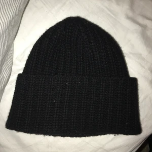 Mössa - Jättefin och varm mössa från Filippa K som knappt är använd, perfekt nu i vinter 💕