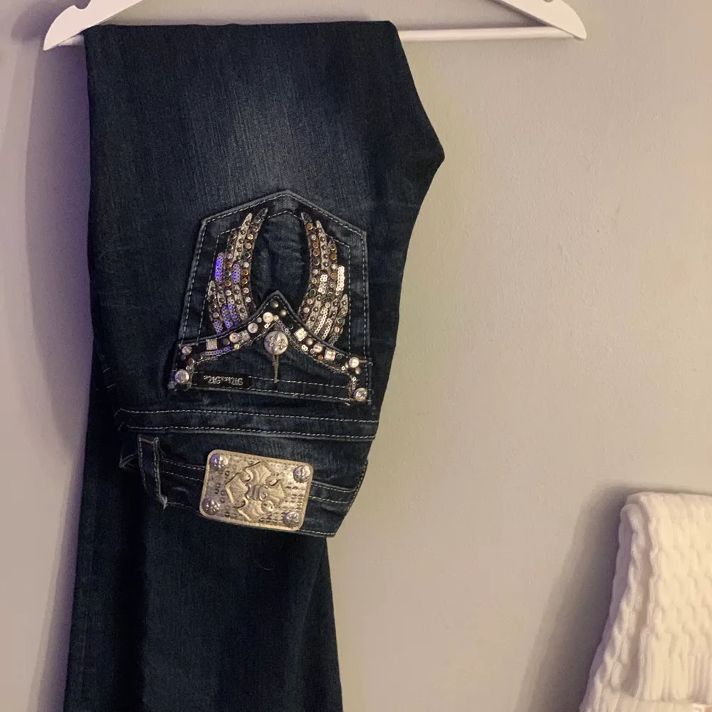 Säljer nu mina tvär snygga low waist bootcut miss me jeans! De har så fin passform, bra i längden på mig som är 1,73. Så vackra detaljer ! Skriv Pm för bild på o frågor osv <3många oseriösa bud köp direkt för 700💝. Jeans & Byxor.