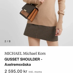 Michael kors  - Helt ny axelväska, ej använd köpt för 2595kr säljs för 1600kr. Pris kan diskuteras vid snabb affär:) 