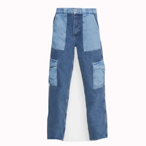 Urban Outifitters Jeans - Jättefina Urban Outfitters Carpenter Jeans! Superbra skick, så gott som nytt skulle jag säga. Säljer eftersom de inte passar längre😊 Pris 270 kr plus 45 kr frakt💘 Storlek W32 L32 (40/42)😁