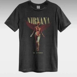 Nirvana T-shirt  - T-shirt med nirvana tryck i strl L från Rockzone. Fint skick, använd endast i någon månad. Har även fler T-shirts med rockband tryck i min profil. 