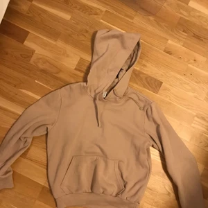 Beige hoodie  - Beige hoodie i storlek xs från HM. 
