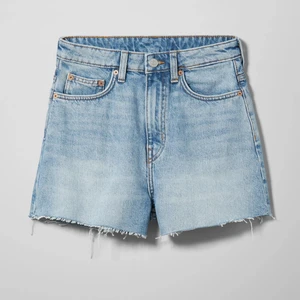 ROW SHORTS - Jeans från weekday i strl 36 modellen row💖