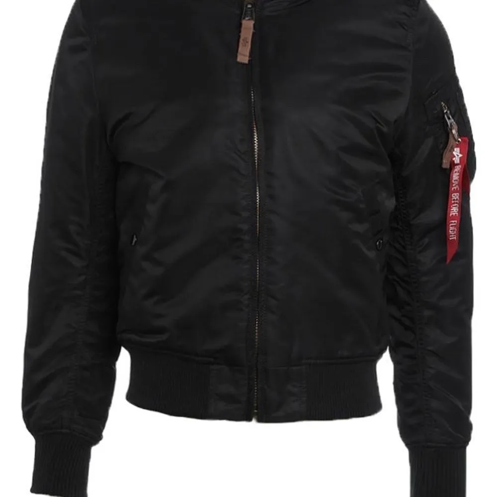 Klassisk Bomber / Flightjacket från kända Alpha Industries. Storlek M. Mycket fint skick. Nypris: 1 800-2 000 kr . Jackor.