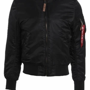 Alpha Industries Bomber Svart - Klassisk Bomber / Flightjacket från kända Alpha Industries. Storlek M. Mycket fint skick. Nypris: 1 800-2 000 kr 