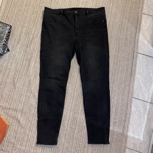 Curvy jeggings  - Curvy jeggings & denim, Ultra high waist ankle length. Mörkgråa jeggings i stl 50 från HM+
