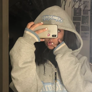 ASCOOL akademiks hoodie - äkta ASCOOL akademiks hoodie! köpt 2005 i Paris. Önskar jag hade plats i garderoben. den är ganska oversized M-L herr storlek skulle jag säga<3