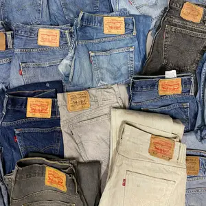 Levis jeans i olika färger och olika storlekar. Skicka ett pm på dina önskade mått samt om de finns önskemål på färg, modell samt passform generellt så hjälper vi dig att hitta en perfekt match! (Priser varierar) går att få fitpic på de flesta av byxorna. 