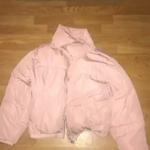 En rosa jacka nästan aldrig använd storlek L skön att ha på vintern 