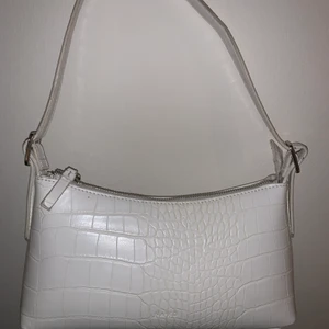 Vit axelväska. - Vit axelväska från NAKD i fint skick.