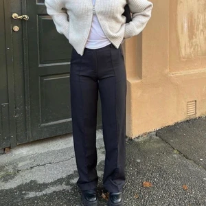 Byxor - Säljer dessa jättefina och jättesköna ( slutsålda ) kostymbyxor. Är i toppskick och är nästan som nya. Älskar dom men tyvärr blivit för korta. 