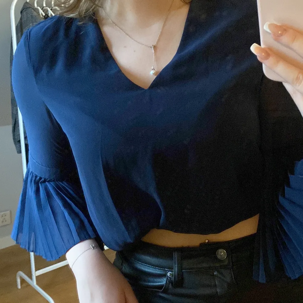 Super söt blus med utsvängda ärmar från Vero Moda💙💙jag brukar ha M och den passar mig bra men där är ingen stretch så skulle säga M/S. Puserot.
