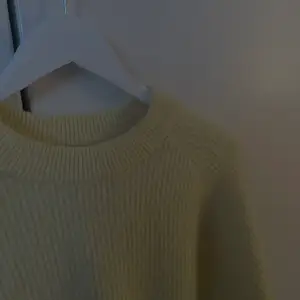 Super snygg stickad tröja från ett najs danskt märke, aldrig använd! Nypris 600kr💓