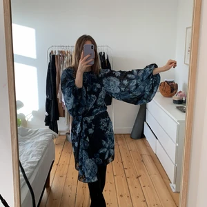 Kjole med vide ærmer og rygudskæring - Kjolen er brugt tre gange, den har vide ærmer og dyb ryg. Den lynes i Venstre side. Den er fra h&ms Conscious exclusive linje.