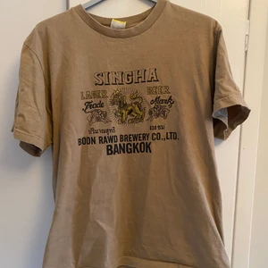 Brun t shirt - Kom priv för mer detaljer