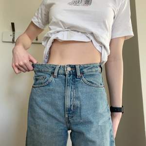 Jeans från Weekday i modell LASH. Dom är tyvärr fel storlek för mig, så fit bilden blev väl inte den bästa. Perfekta blåa färgen för jeans✨ Dom är som ett par vintage momjeans😊
