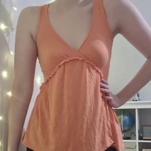 Vintage linne - 90's - 00's linne med volanger i fin aprikosfärg 🍑 v-ringad, köpt vintage. 🌸