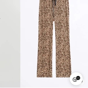 Gina byxor😋 - Gina byxor i storlek s! Det är ett pytte litet hål som inte syns( kom privat för att få bild på de) men annars är dom hela och inga fläckar eller andra grejer på dom😊⚡️kan fraktas❤️