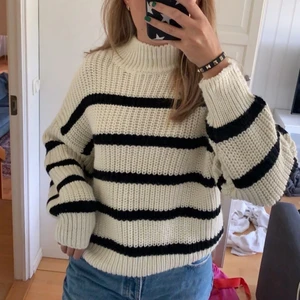 Randig stickad tröja - Randig stickad tröja från Hm🖤 Knappt använd