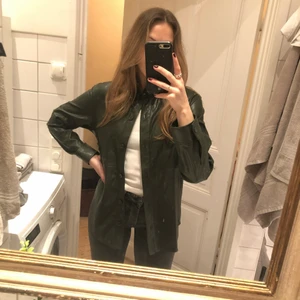 Läderskjorta från Weekday - Säljer min fina mörkgröna skinnskjorta från Weekday (funkar även som vårjacka). Storlek xs men funkar även på mig som vanligtvis är en s! I princip oanvänd utan några skador/annat. Kan mötas upp i Stockholm eller posta (köparen betalar frakt)✨
