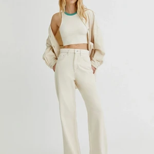 Jeans från pull & bear (38) - Säljer dissa skit snygga jeansen eftersom dom var lite för stora för mig. Aldrig använd, helt nya. Säljer för 200, skick gärna inn bud. 