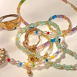 Superfina Armband!🤍🤍 - Superfina armband som passar till allt! Vi har redan några designer men man kan självklart ändra hur man vill! De passar till allt och är verkligen perfekta nu till våren och sen till sommarn💖 Priset kan variera beronde på hur man vill ha armbandet!