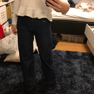 Levis jeans vida mörk blåa - Levis jeans i färgen mörk blå, vida i benen och väldigt bra skick, säljer då de börjar bli försmå för mig❤️‍🔥