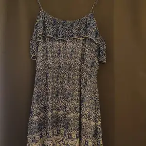 En fin mönstrad klänning från Bikbok med volang. Säljer pga för liten