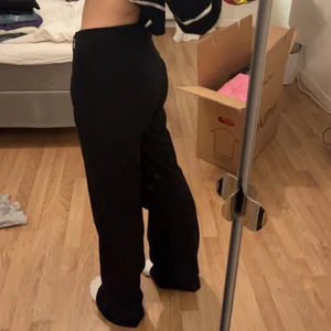 Högmidjade kostymbyxor - Superfina och sparsamt använda kostymbyxor i storlek M💕Jag är 170cm och de går över foten på mig👍🏼